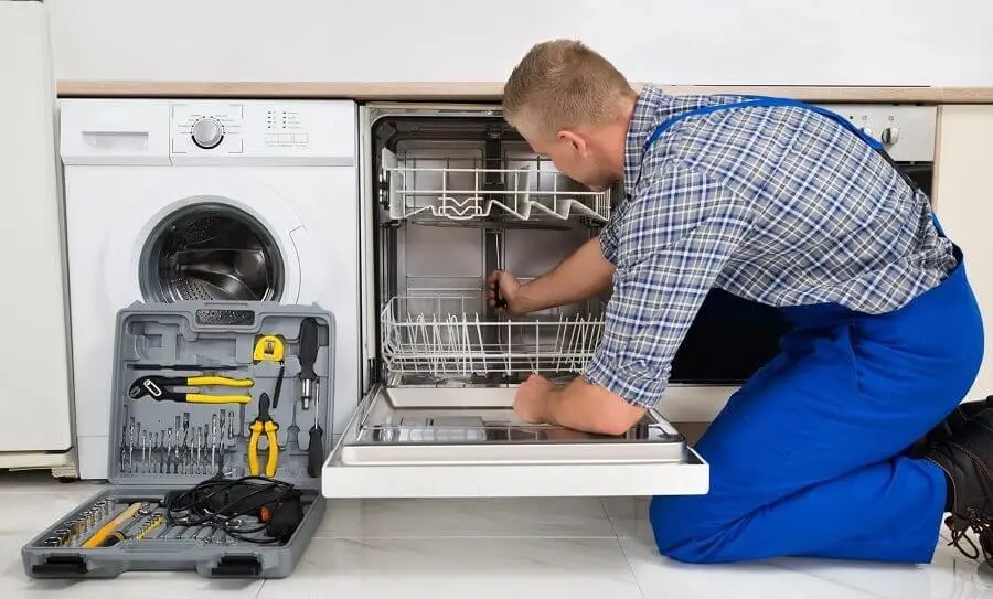 Kaynaşlı Protherm servisi teknisyen ekibi beyaz eşya tamiri yaparken